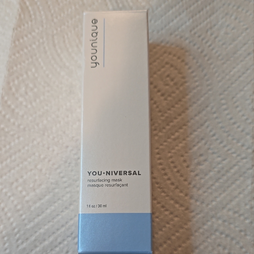 Younique YOU·NIVERSAL Resurfacing Mask in White and Blue